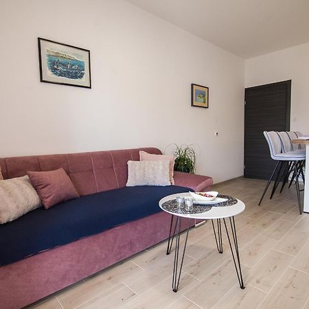 Family Apartments Brach Бол Екстериор снимка