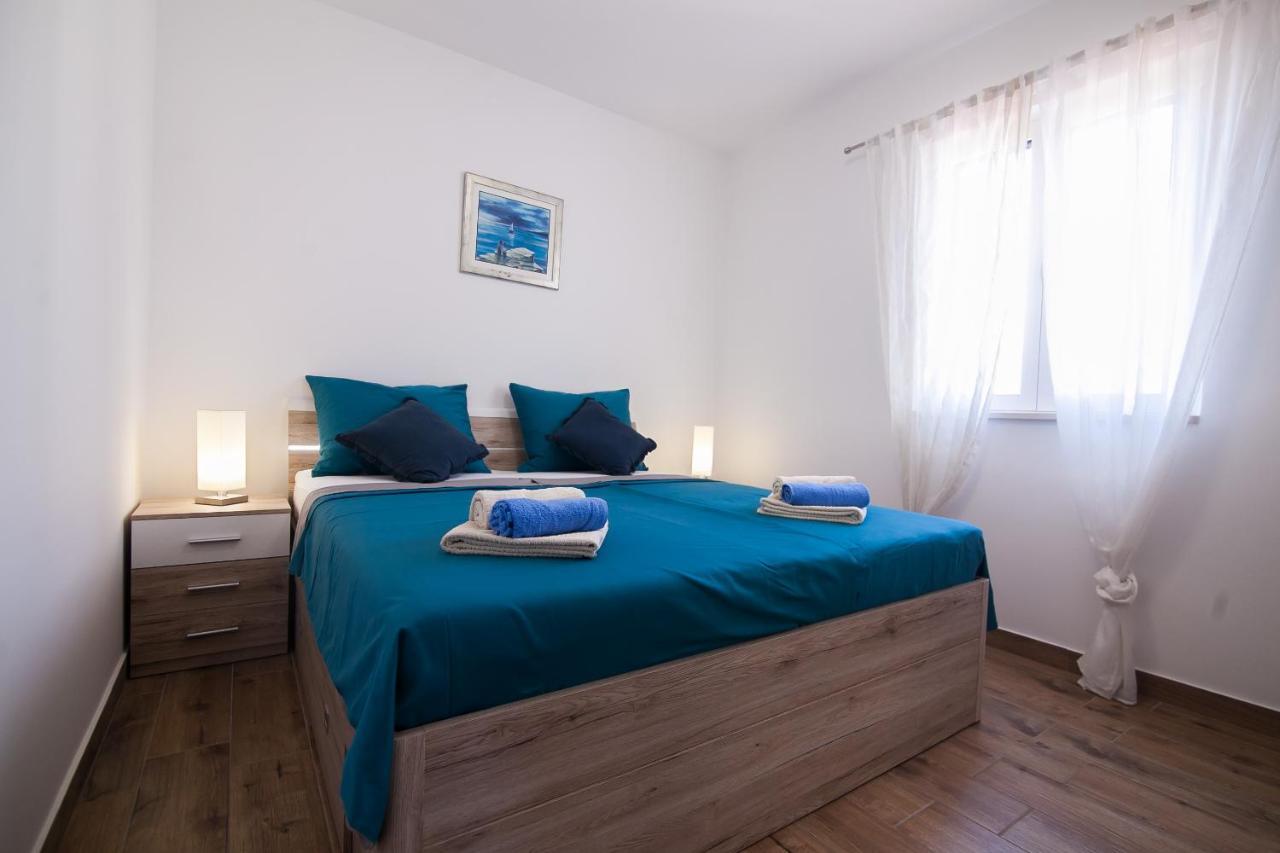 Family Apartments Brach Бол Екстериор снимка