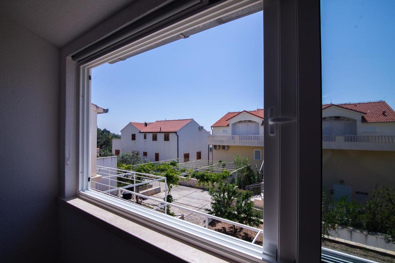 Family Apartments Brach Бол Екстериор снимка
