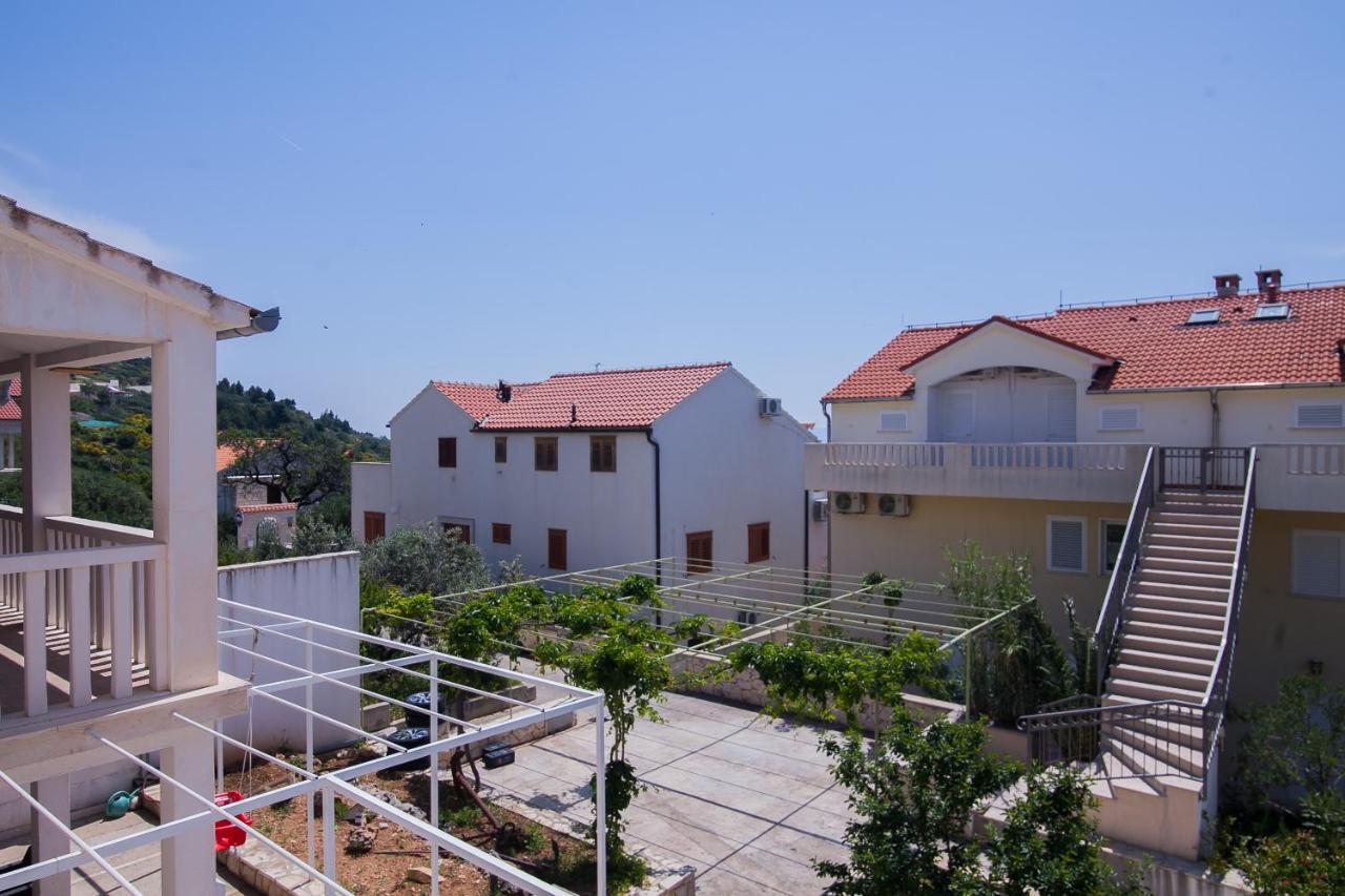 Family Apartments Brach Бол Екстериор снимка