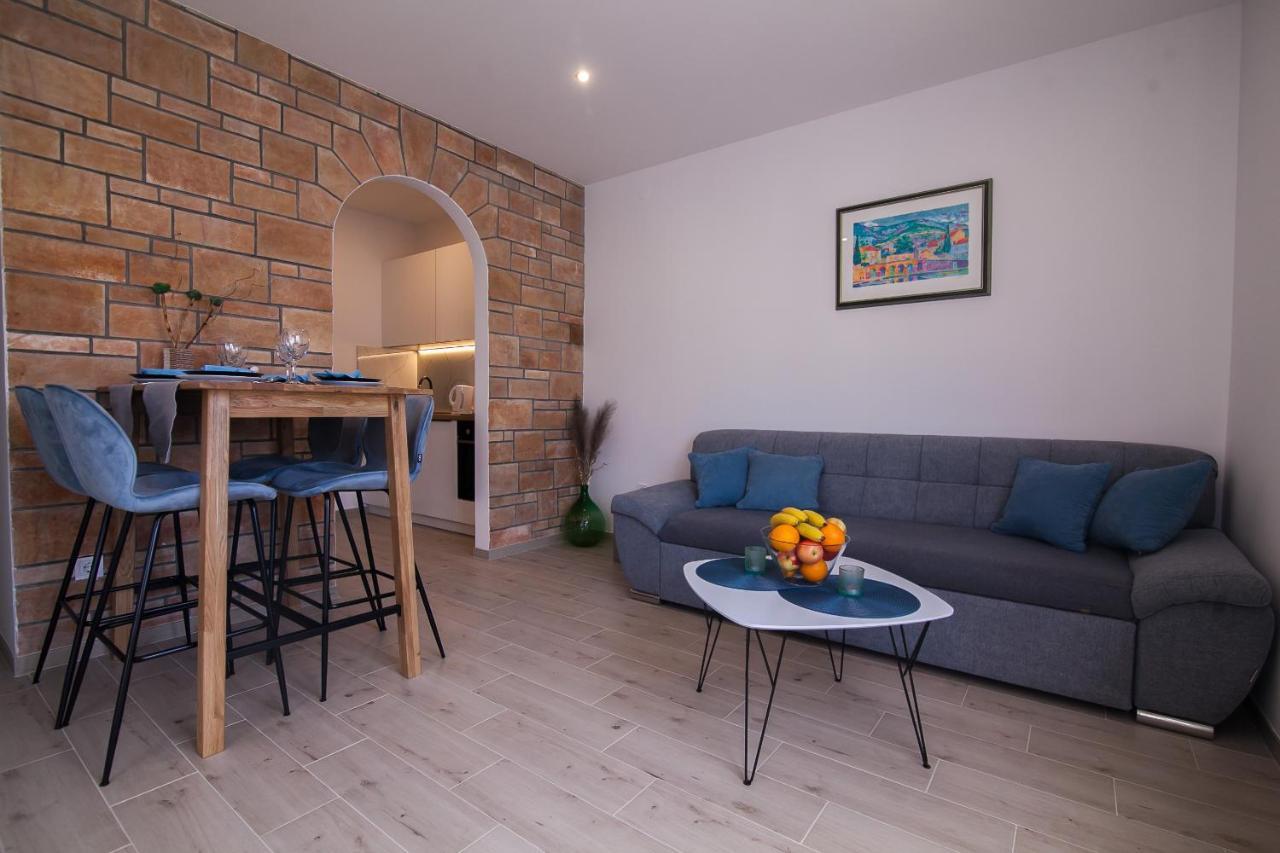 Family Apartments Brach Бол Екстериор снимка