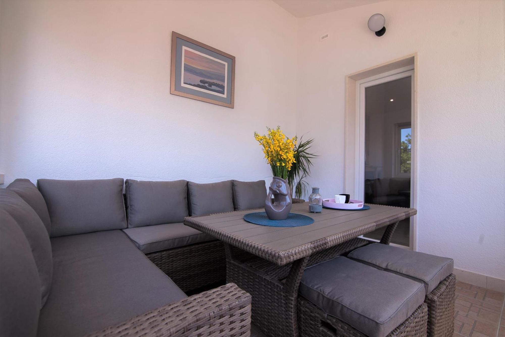 Family Apartments Brach Бол Екстериор снимка