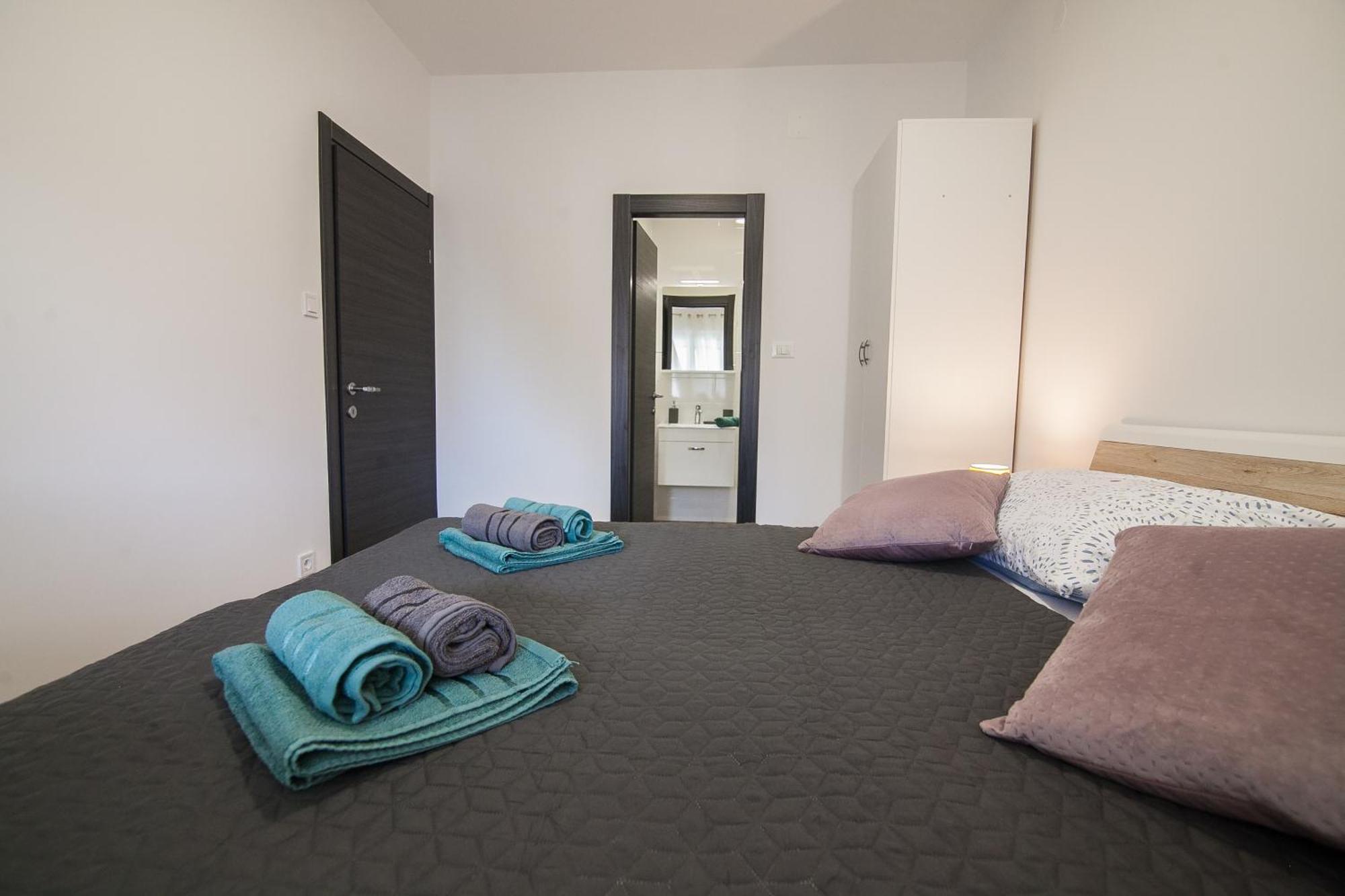 Family Apartments Brach Бол Екстериор снимка