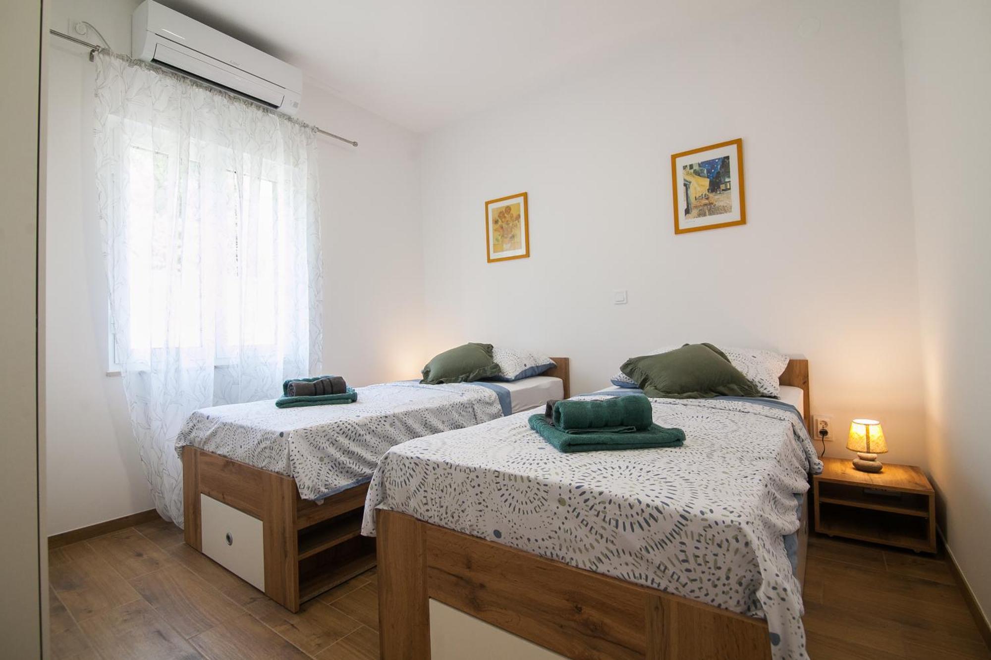 Family Apartments Brach Бол Екстериор снимка