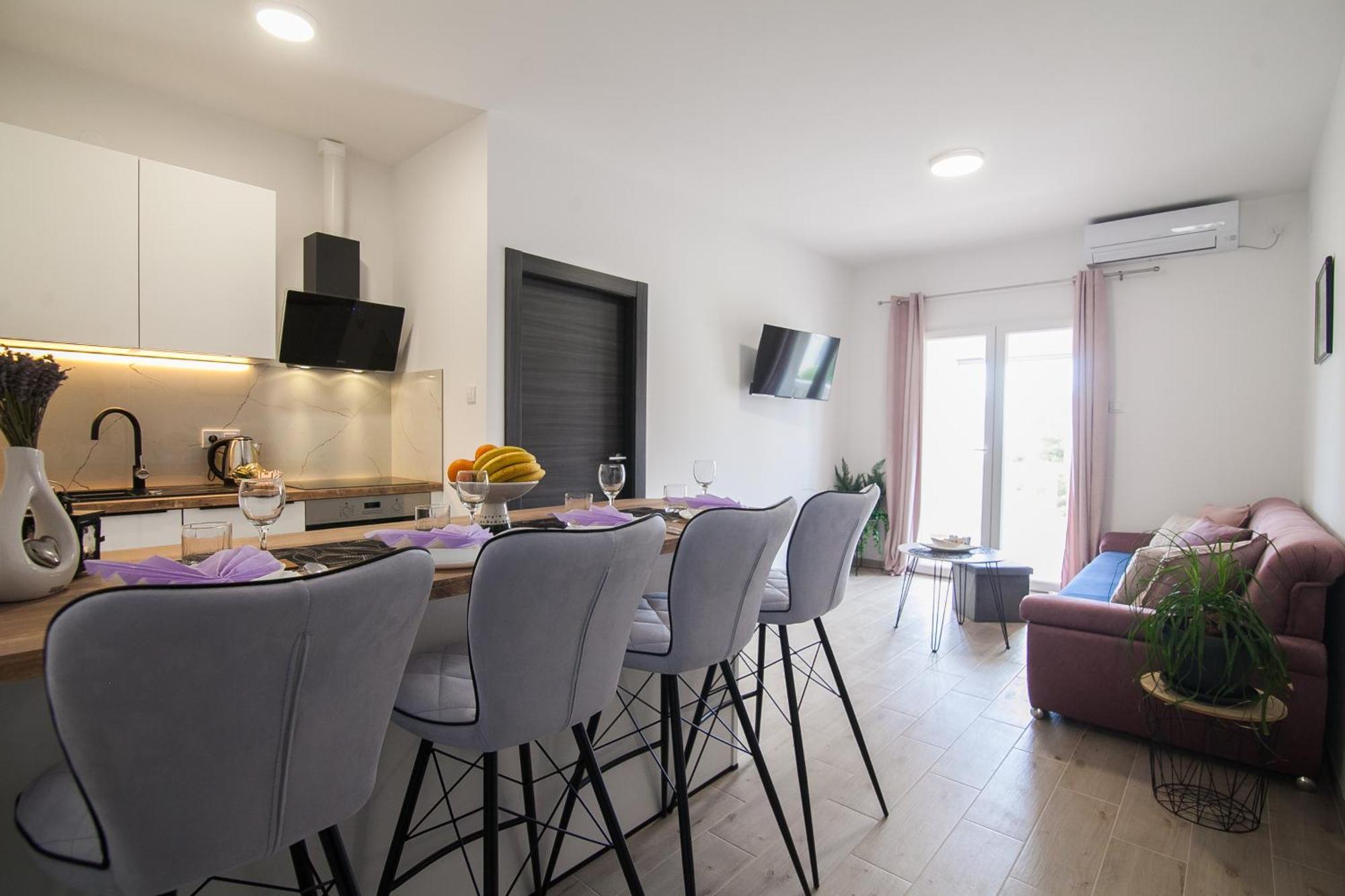 Family Apartments Brach Бол Екстериор снимка