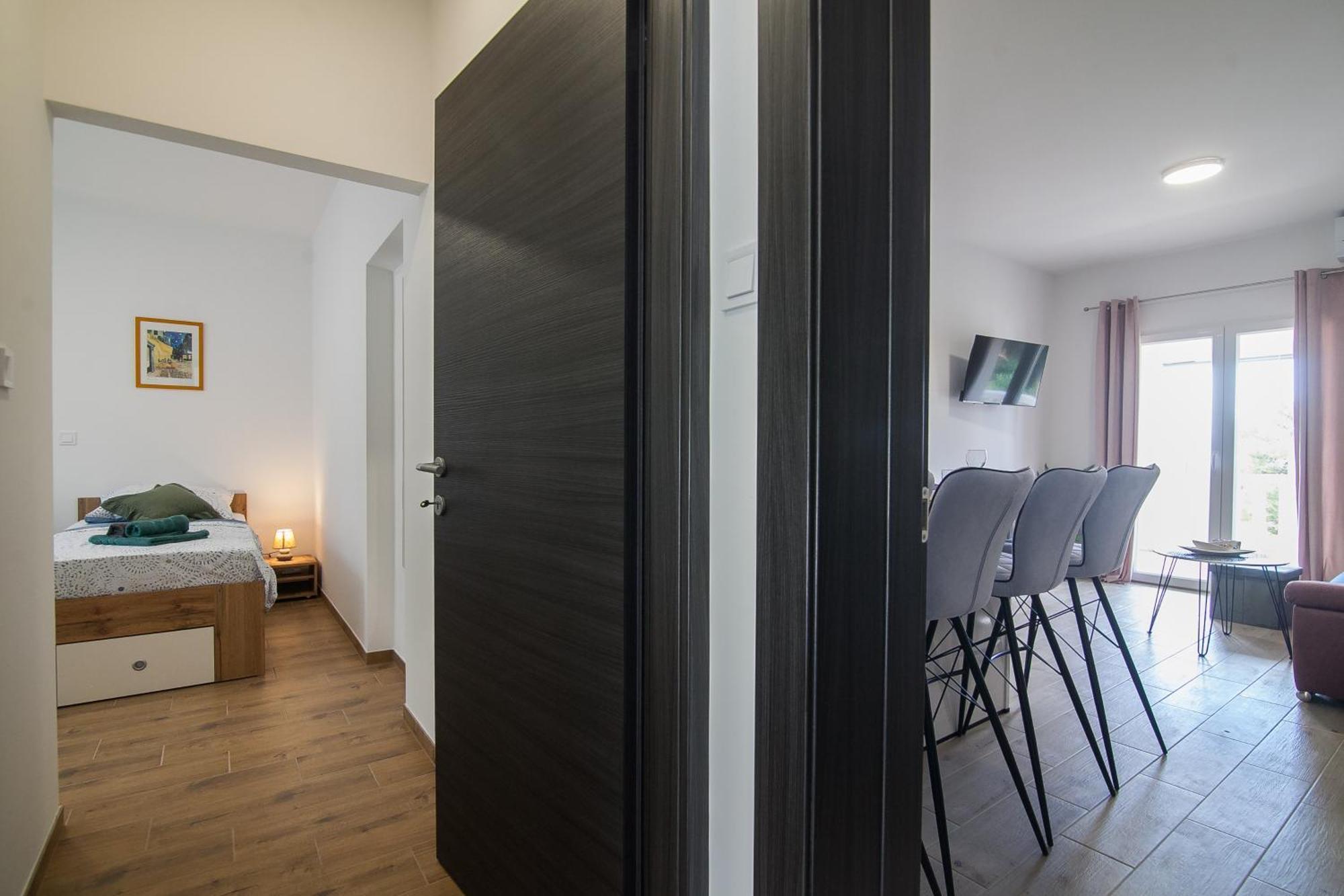 Family Apartments Brach Бол Екстериор снимка