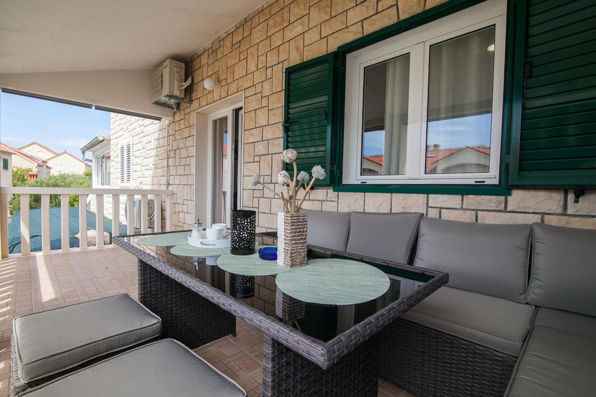 Family Apartments Brach Бол Екстериор снимка