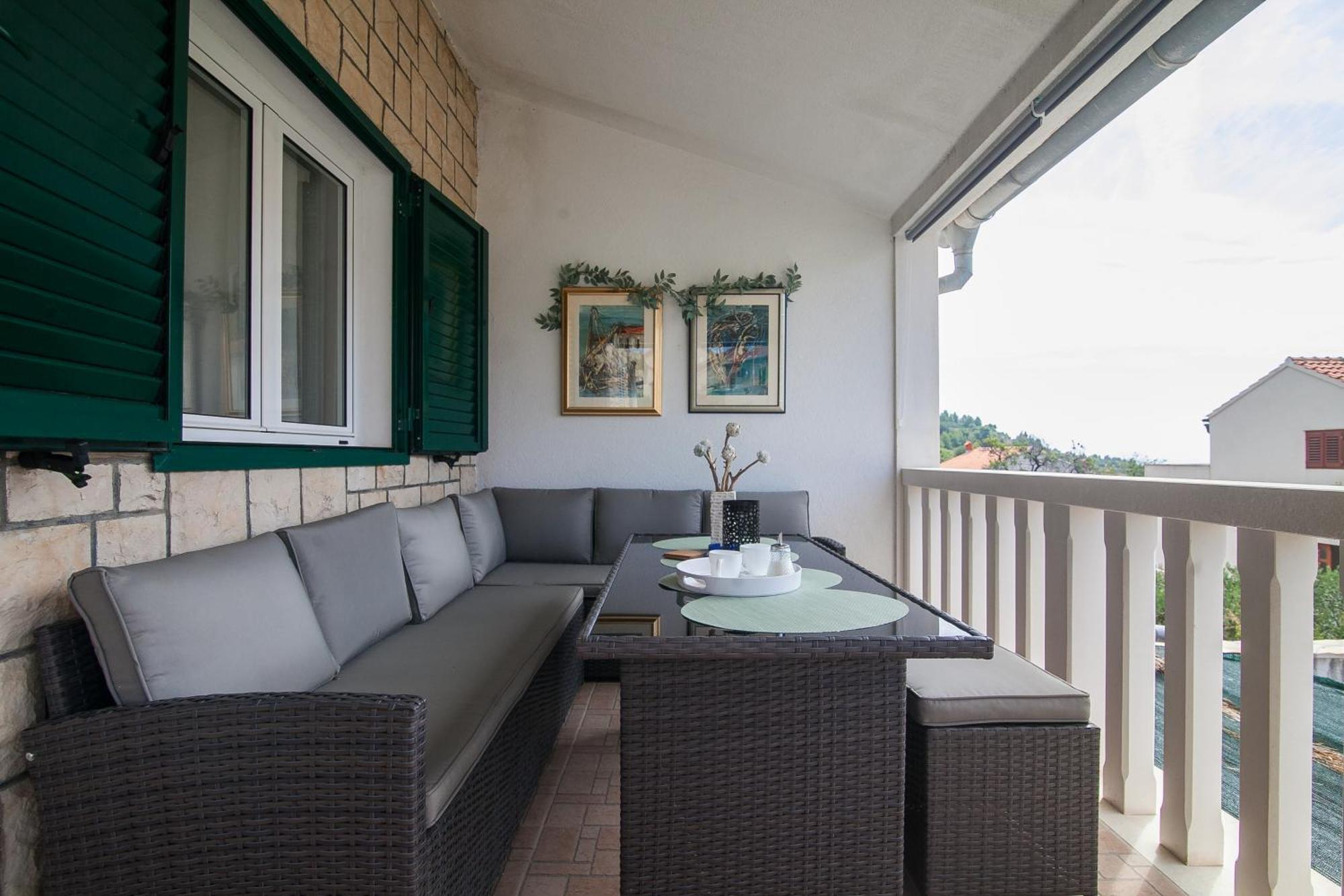 Family Apartments Brach Бол Екстериор снимка
