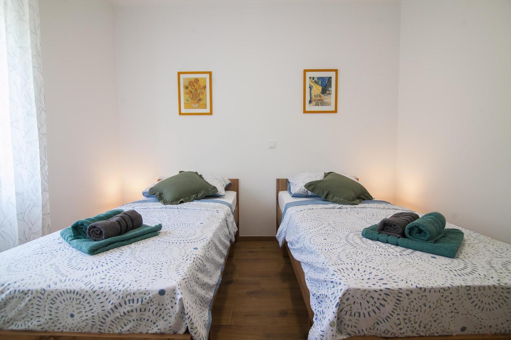 Family Apartments Brach Бол Екстериор снимка