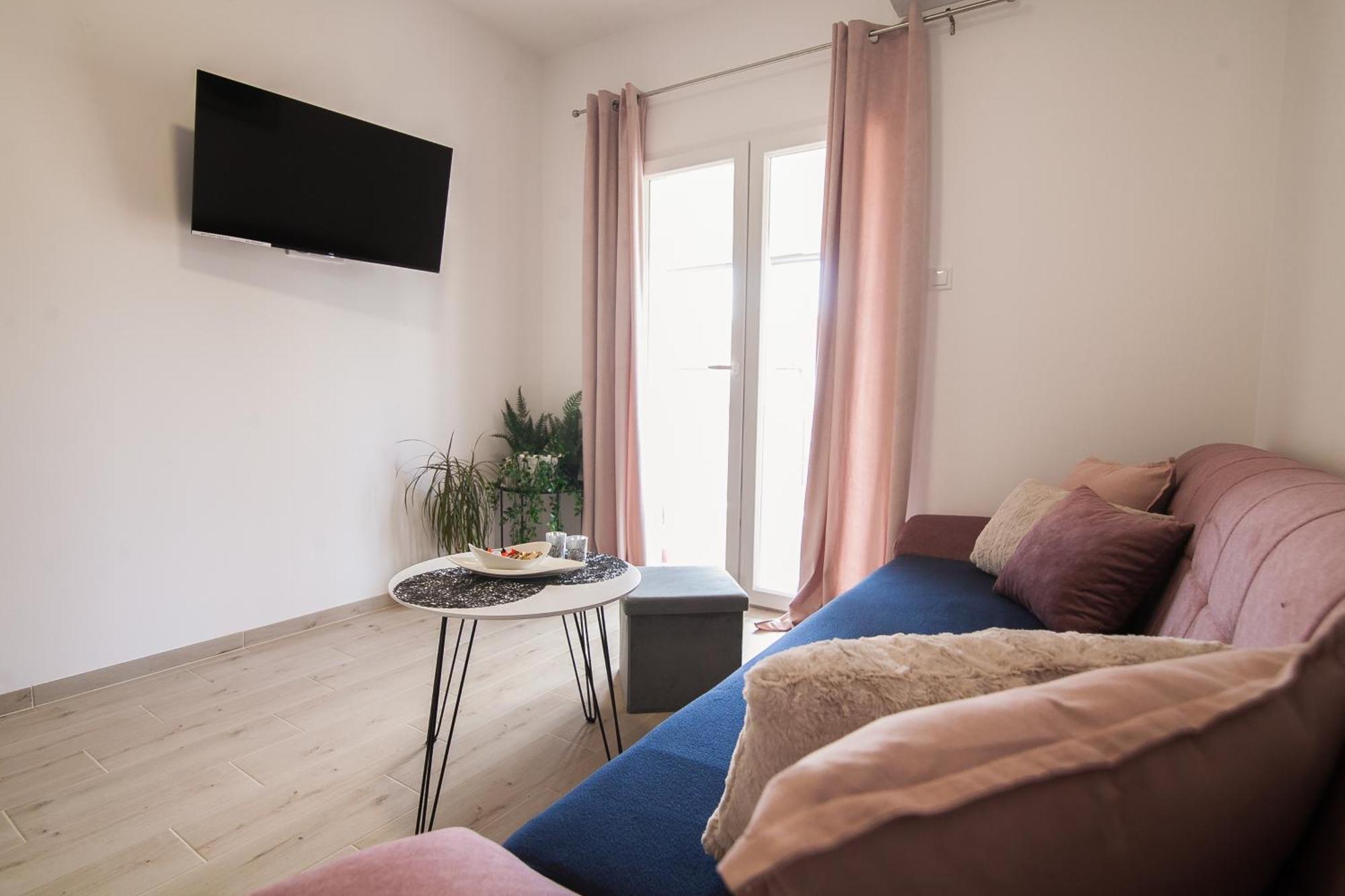 Family Apartments Brach Бол Екстериор снимка