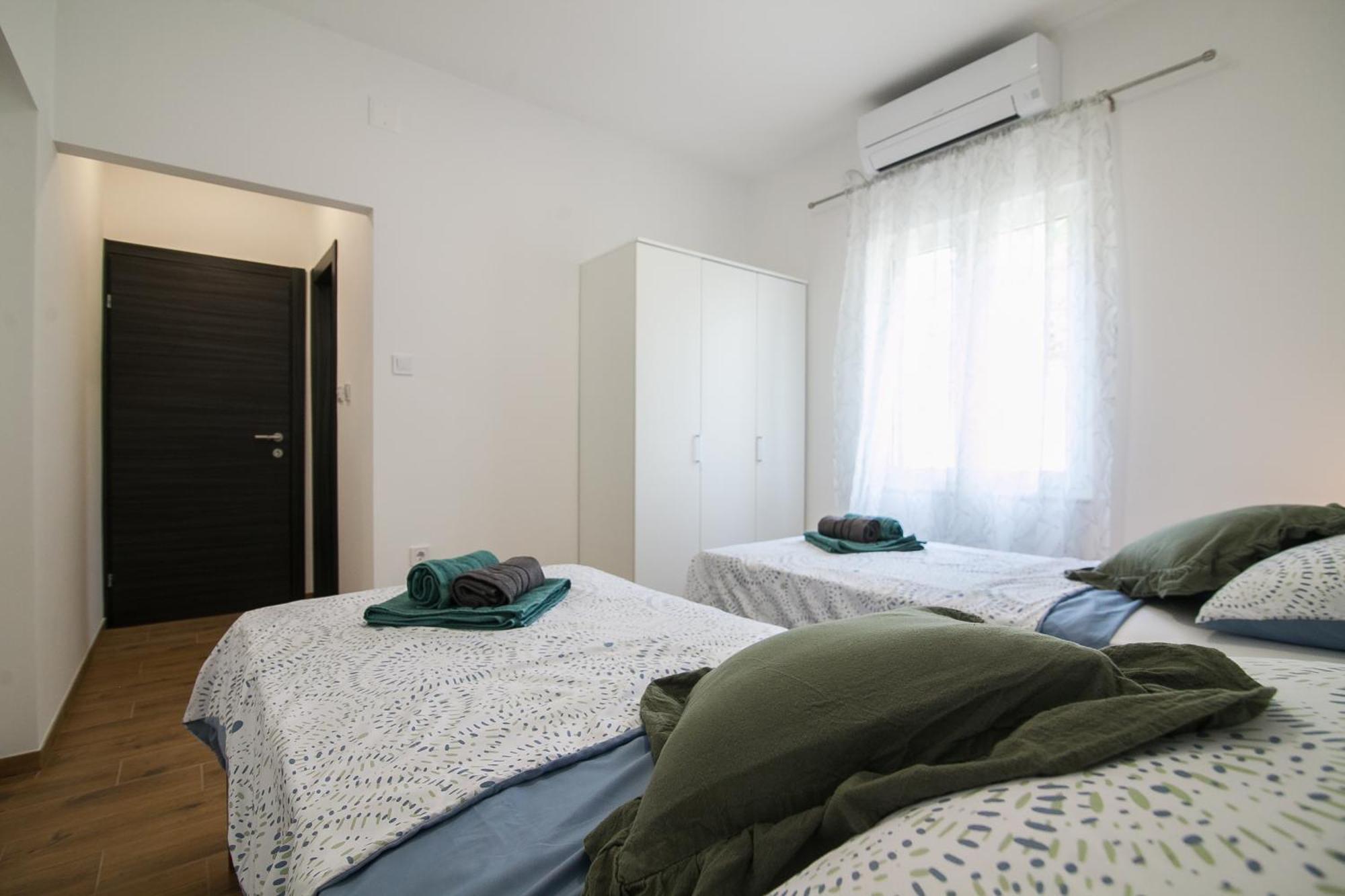 Family Apartments Brach Бол Екстериор снимка