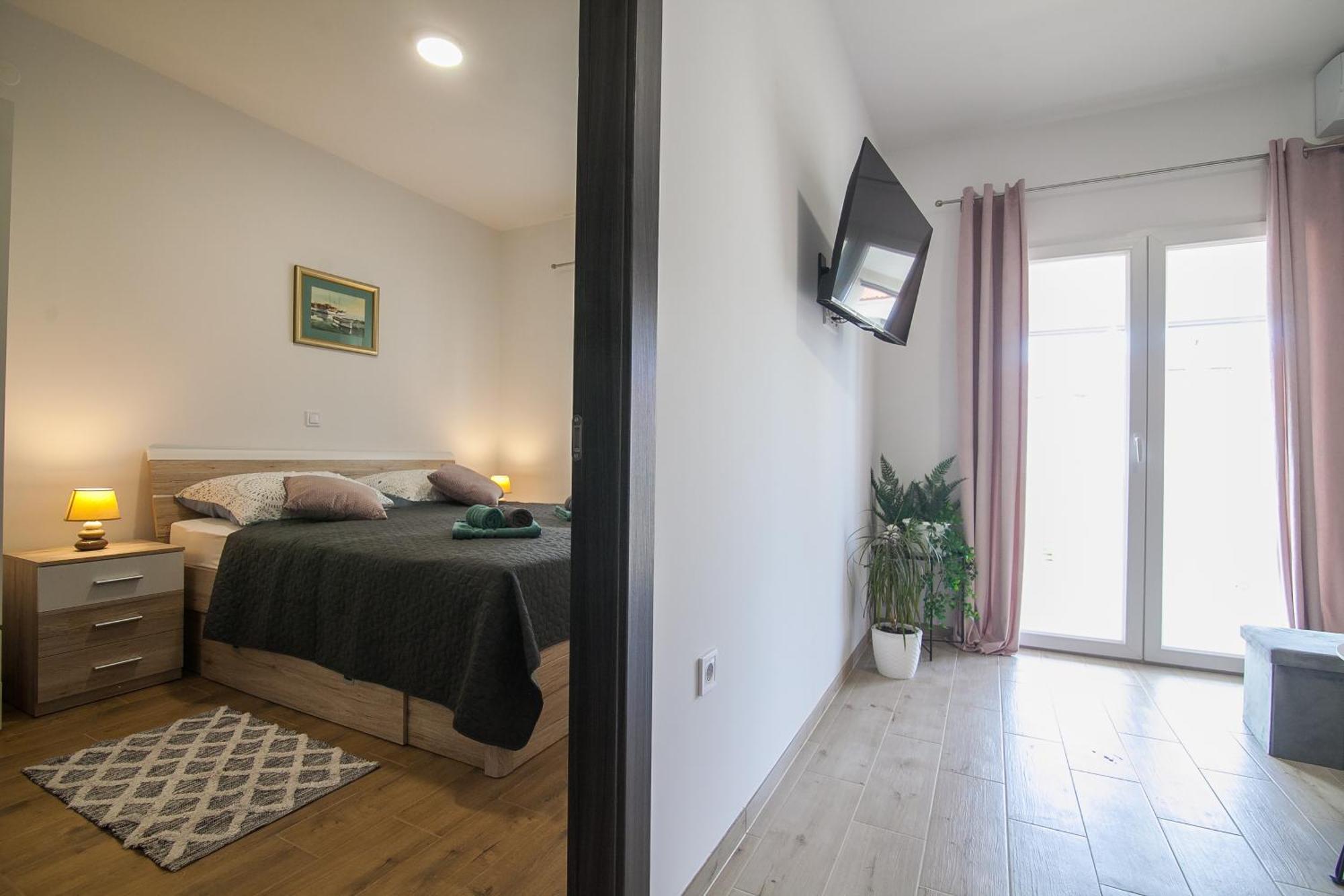 Family Apartments Brach Бол Екстериор снимка