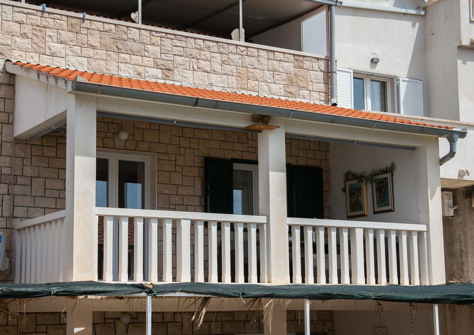 Family Apartments Brach Бол Екстериор снимка